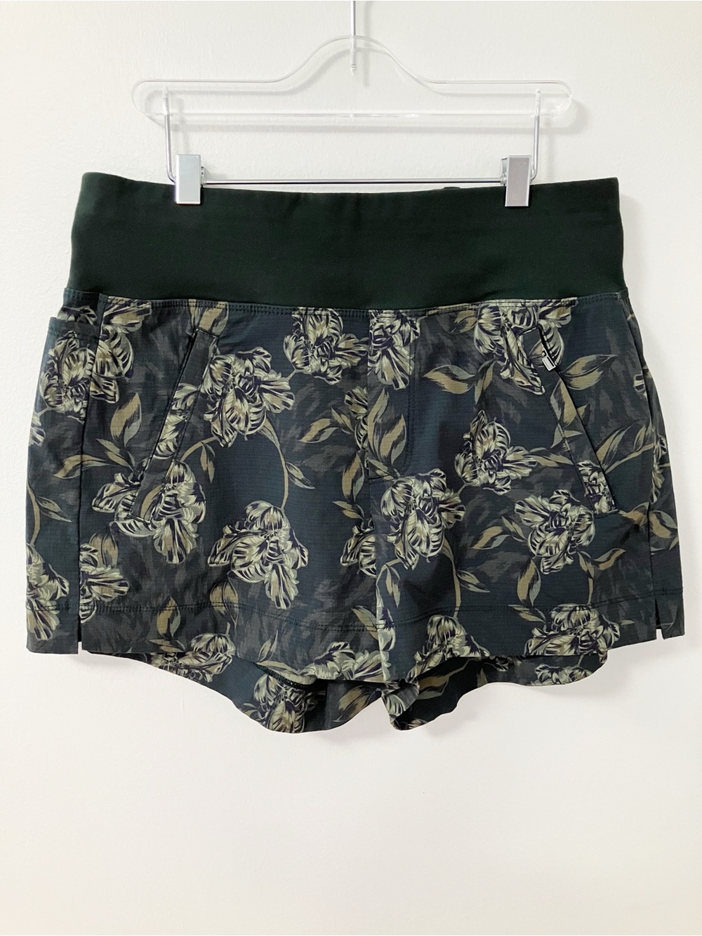 Athleta | Green Floral Trekkie North Printed Short 2 Athletic Gorpcore Granola